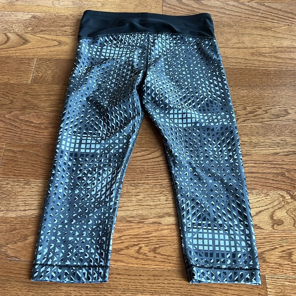 Under Armour Cropped Grey Patterned Leggings Shou… - image 7